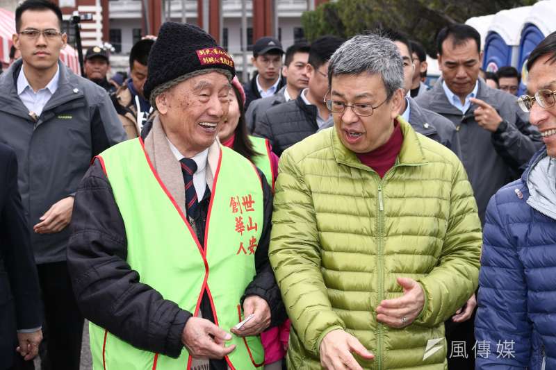 20190127-副總統陳建仁（右）、創世基金會創辦人曹慶（左）出席「第29屆寒士吃飽30尾牙」。（蔡親傑攝）