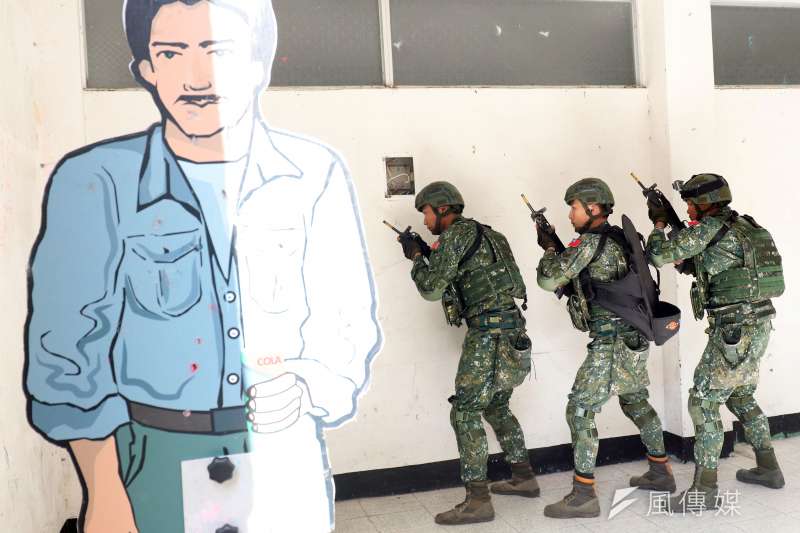 20190129-限制空間戰鬥的訓練過程使用人形靶作為暴徒識別,但也可能會有真人假扮,考驗隊員反應和處置能力。(蘇仲泓攝) 20190129-限制空間戰鬥的訓練過程使用人形靶作為暴徒識別,但也可能會有真人假扮,考驗隊員反應和處置能力。(蘇仲泓攝)