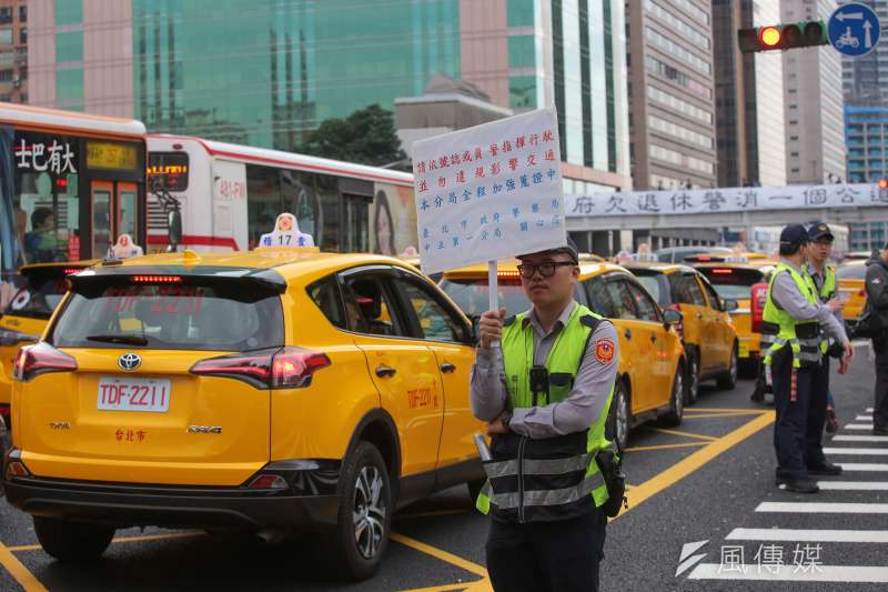 20190131-計程車司機31日自主路過包圍行政院，抗議交通部圖利Uber違法跨業營運。（顏麟宇攝）