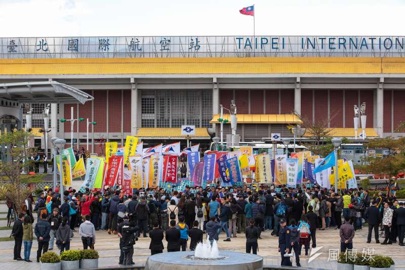 20190211-全國各行各業工會11日於松山機場前召開「要飛安!挺罷工!」支持華航機師罷工聲援記者會。(顏麟宇攝) 20190211-全國各行各業工會11日於松山機場前召開「要飛安!挺罷工!」支持華航機師罷工聲援記者會。(顏麟宇攝)