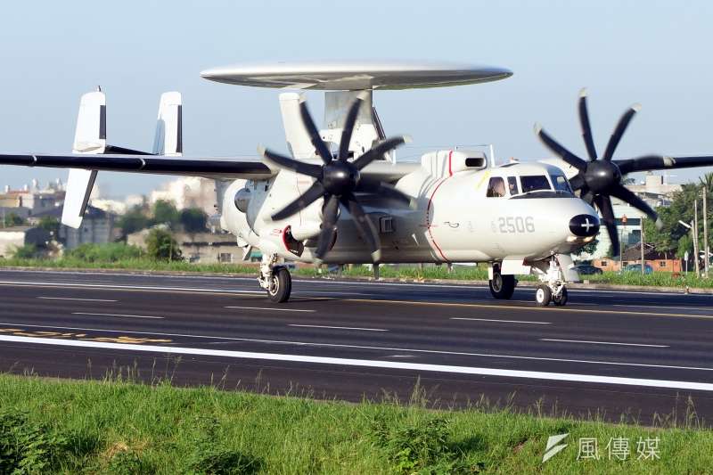 20190213_國軍上次進行戰機戰備道起降,已是5年前的事情,當時包括3型主力戰機、預警機等機種參與演練。圖為E-2K預警機。(資料照,蘇仲泓攝) 20190213_國軍上次進行戰機戰備道起降,已是5年前的事情,當時包括3型主力戰機、預警機等機種參與演練。圖為E-2K預警機。(資料照,蘇仲泓攝)