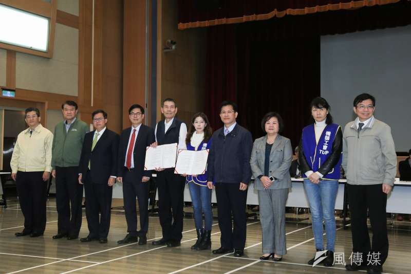 20190214-桃園市機師工會理事長李信燕(右)與華航總經理謝世謙(左)於華航勞資協商會會後記者會簽署團體協約,並與各首長合影。(簡必丞攝) 20190214-桃園市機師工會理事長李信燕(右)與華航總經理謝世謙(左)於華航勞資協商會會後記者會簽署團體協約,並與各首長合影。(簡必丞攝)