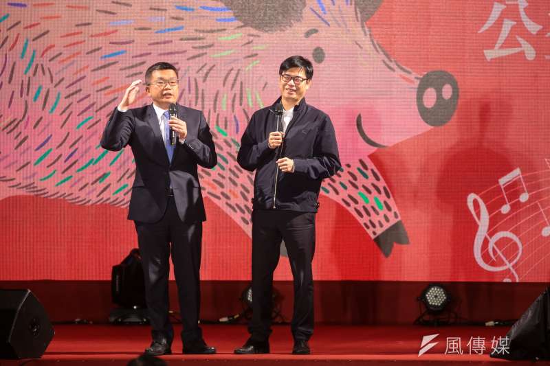 20190215-立法院副院長蔡其昌、行政院副院長陳其邁15日出席立法院「108年新春團拜公益音樂會」,並一同高唱五月天的「倔強」。(顏麟宇攝) 20190215-立法院副院長蔡其昌、行政院副院長陳其邁15日出席立法院「108年新春團拜公益音樂會」,並一同高唱五月天的「倔強」。(顏麟宇攝)