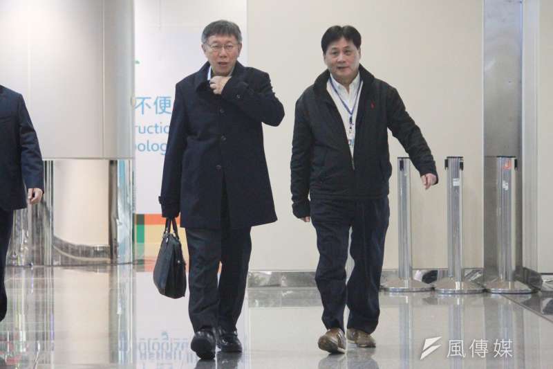 20190223-台北市長柯文哲(左)晚間啟程出訪以色列,他身穿一襲黑大衣現身機場。(方炳超攝) 20190223-台北市長柯文哲(左)晚間啟程出訪以色列,他身穿一襲黑大衣現身機場。(方炳超攝)