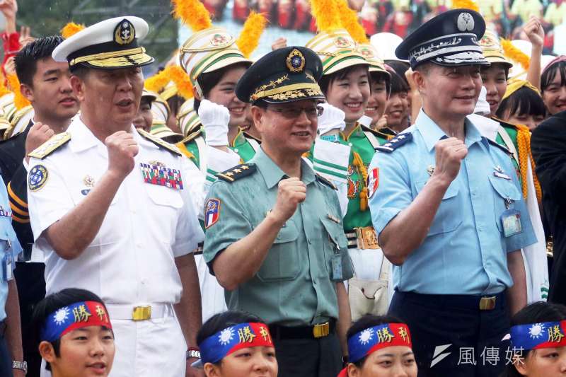 20190224_海軍司令黃曙光上將(左)、陸軍司令王信龍上將(中)、國防部軍政副部長沈一鳴上將(右)都可能接任參謀總長。(資料照,蘇仲泓攝) 20190224_海軍司令黃曙光上將(左)、陸軍司令王信龍上將(中)、國防部軍政副部長沈一鳴上將(右)都可能接任參謀總長。(資料照,蘇仲泓攝)