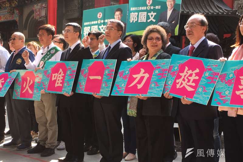 20190227-台南市第2選區立委補選在即,民進黨中常會27日移師台南麻豆代天府,力挺候選人郭國文。右起:民進黨立法院黨團總召柯建銘、總統府秘書長陳菊、台南市長黃偉哲、黨主席卓榮泰、立委補選候選人郭國文。(顏振凱攝) 20190227-台南市第2選區立委補選在即,民進黨中常會27日移師台南麻豆代天府,力挺候選人郭國文。右起:民進黨立法院黨團總召柯建銘、總統府秘書長陳菊、台南市長黃偉哲、黨主席卓榮泰、立委補選候選人郭國文。(顏振凱攝)