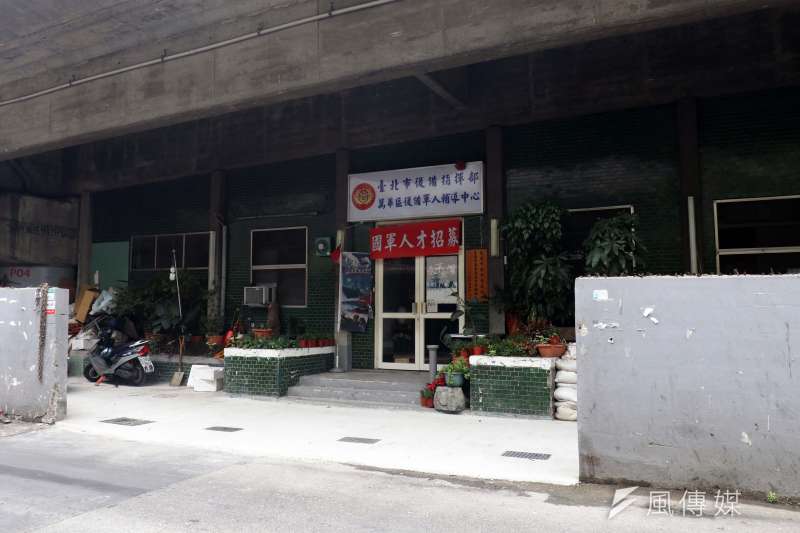20190228-過去戍守光復橋的憲兵據點位於橋下,現在由後備軍人組織使用。(蘇仲泓攝) 20190228-過去戍守光復橋的憲兵據點位於橋下,現在由後備軍人組織使用。(蘇仲泓攝)