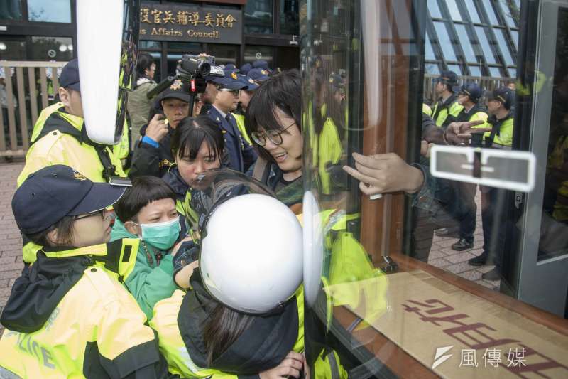 20190311-大觀自救會突襲退輔會,警方試圖將自救會成員帶上警備車,雙方於警備車前對峙。(甘岱民攝) 20190311-大觀自救會突襲退輔會,警方試圖將自救會成員帶上警備車,雙方於警備車前對峙。(甘岱民攝)