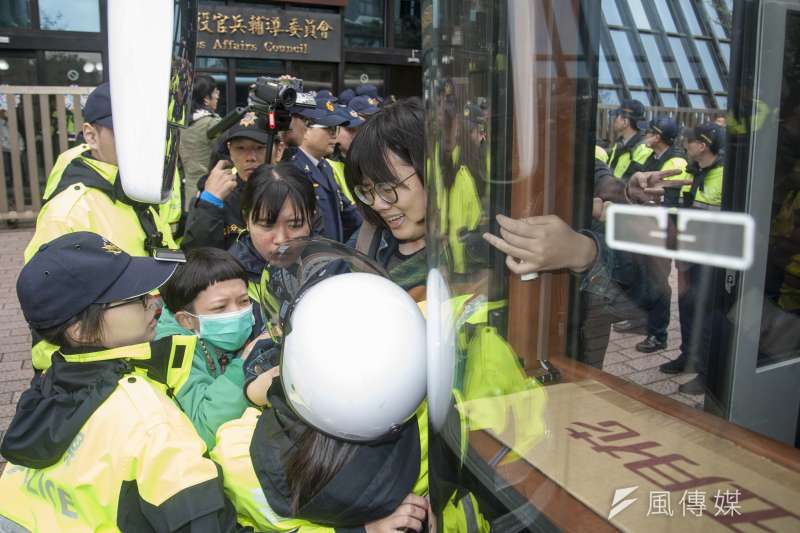 20190311-大觀自救會突襲退輔會，警方試圖將自救會成員帶上警備車，雙方於警備車前對峙。（甘岱民攝）