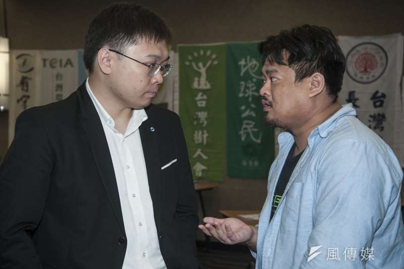 20190311-「福島核災八週年」2019年民間能源會議,「以核養綠」公投領銜人黃士修與綠色公民行動聯盟秘書長洪申翰於休息時間聊天。(甘岱民攝) 20190311-「福島核災八週年」2019年民間能源會議,「以核養綠」公投領銜人黃士修與綠色公民行動聯盟秘書長洪申翰於休息時間聊天。(甘岱民攝)