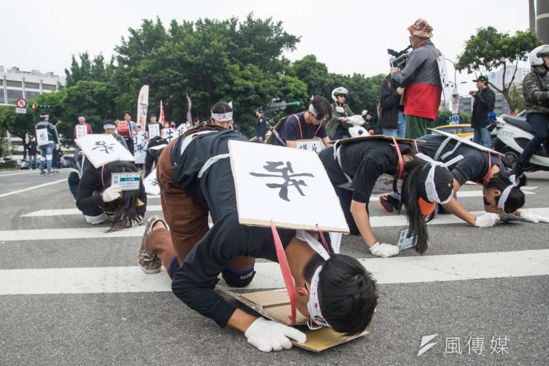 20190314-大觀苦行，苦行隊伍在馬路上下跪。（甘岱民攝）