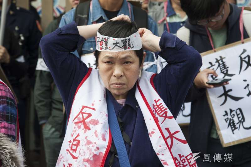 20190314-大觀苦行，居民將布條綁在頭上。（甘岱民攝）