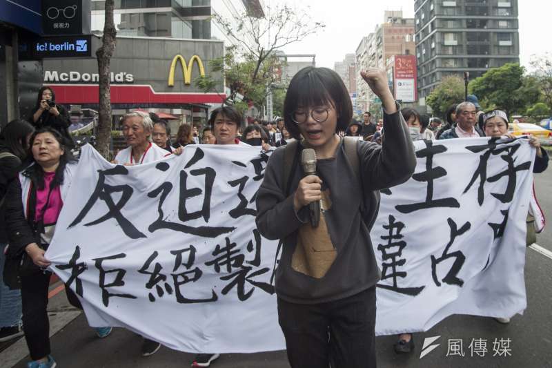 20190314-大觀苦行,苦行隊伍在忠孝東路上行進並呼喊口號。(甘岱民攝) 20190314-大觀苦行,苦行隊伍在忠孝東路上行進並呼喊口號。(甘岱民攝)