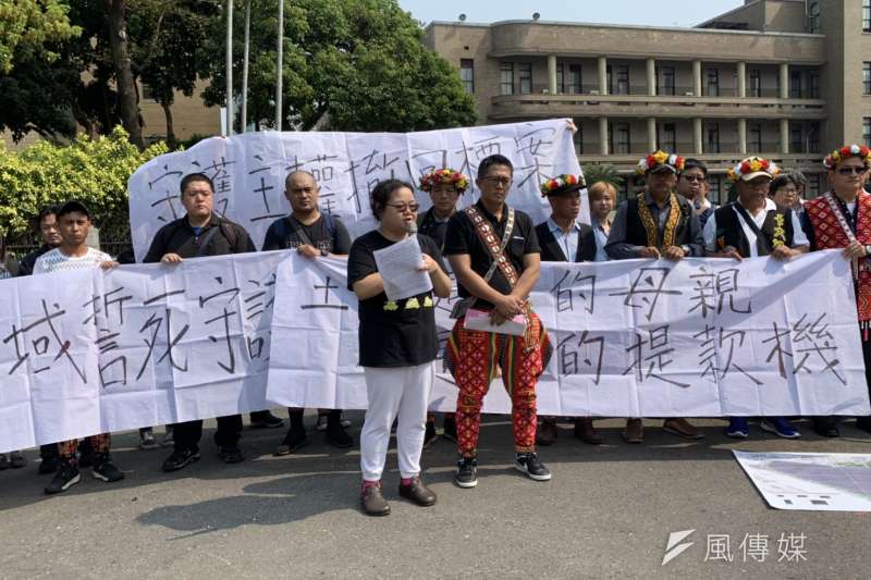 20190321-環境權保障基金會執行長涂又文(前左)、卡大地步部落光電因應小組召集人陳政宗(前右)。(尹俞歡攝) 20190321-環境權保障基金會執行長涂又文(前左)、卡大地步部落光電因應小組召集人陳政宗(前右)。(尹俞歡攝)