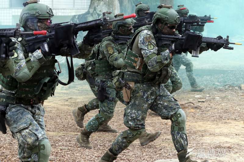20190321-陸軍特戰指揮部特4營近期展開500公里大行軍,20日邀請媒體採訪訓練內容,觀察發現,除一般特戰官兵外,其中還藏有幾位來自高空特種勤務中隊的人員,他們身上的臂章(中),明顯和多數特戰官兵(右)不同。(蘇仲泓攝) 20190321-陸軍特戰指揮部特4營近期展開500公里大行軍,20日邀請媒體採訪訓練內容,觀察發現,除一般特戰官兵外,其中還藏有幾位來自高空特種勤務中隊的人員,他們身上的臂章(中),明顯和多數特戰官兵(右)不同。(蘇仲泓攝)