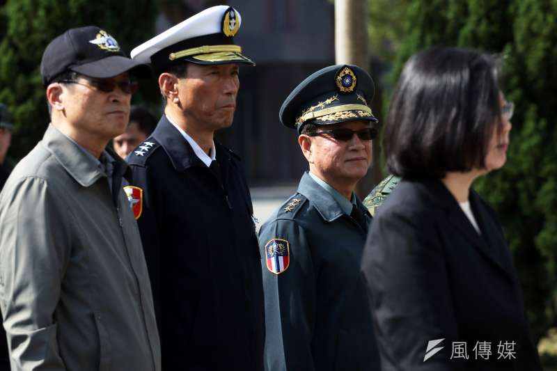 20190324-參謀總長李喜明上將(左二)將在今年7月屆齡退伍,日前已傳出參謀總長職務的接任人選可望由國防部軍政副部長沈一鳴上將、陸軍司令王信龍上將(右二)、海軍司令黃曙光上將3人中擇一出任。(蘇仲泓攝) 20190324-參謀總長李喜明上將(左二)將在今年7月屆齡退伍,日前已傳出參謀總長職務的接任人選可望由國防部軍政副部長沈一鳴上將、陸軍司令王信龍上將(右二)、海軍司令黃曙光上將3人中擇一出任。(蘇仲泓攝)