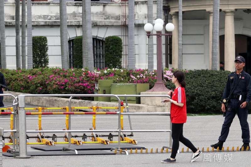 20190328-2014年總統府正門遭卡車衝撞,事後府前除增設鋼質花台,另有黃色的車輛攔阻系統,以期面對車輛高速衝撞時,能夠多增添一種阻擋的方式。(蘇仲泓攝) 20190328-2014年總統府正門遭卡車衝撞,事後府前除增設鋼質花台,另有黃色的車輛攔阻系統,以期面對車輛高速衝撞時,能夠多增添一種阻擋的方式。(蘇仲泓攝)