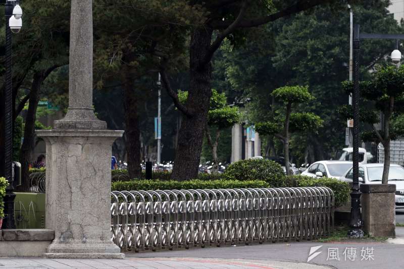 20190328-總統府區周邊有多處是以電動鐵捲門方式管制進出,未來可能也會提高高度,從現行1公尺左右,來到1.8公尺。(蘇仲泓攝) 20190328-總統府區周邊有多處是以電動鐵捲門方式管制進出,未來可能也會提高高度,從現行1公尺左右,來到1.8公尺。(蘇仲泓攝)
