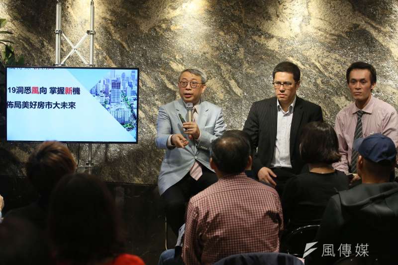 投資專家朱成志(左)、Ray(中)、聶建中(右)齊聚一堂,討論今年的投資趨勢。(攝影/柯承惠)