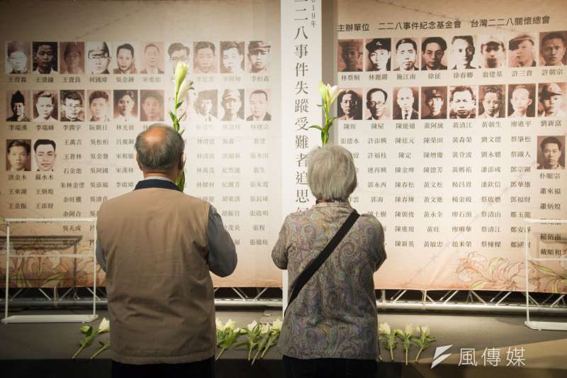 20190331-2019年二二八事件失蹤受難者追思紀念會,來賓獻花。(甘岱民攝) 20190331-2019年二二八事件失蹤受難者追思紀念會,來賓獻花。(甘岱民攝)