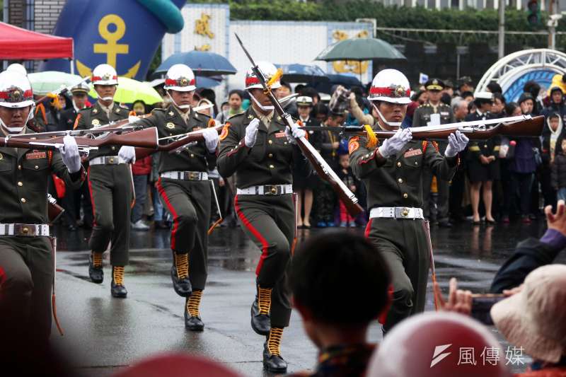 20190412-海軍陸戰隊儀隊過去曾和三軍儀隊一樣都需擔負駐防勤務,雖然已撤除多年,但仍是南部地區重要的軍禮和操演隊伍。圖為陸戰儀隊今年納編海軍敦睦艦隊,日前在環島開放時,得到民眾支持。(蘇仲泓攝) 20190412-海軍陸戰隊儀隊過去曾和三軍儀隊一樣都需擔負駐防勤務,雖然已撤除多年,但仍是南部地區重要的軍禮和操演隊伍。圖為陸戰儀隊今年納編海軍敦睦艦隊,日前在環島開放時,得到民眾支持。(蘇仲泓攝)