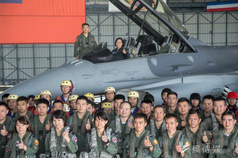 20190412-總統蔡英文日前前往空軍嘉義基地視導,會後與官兵合影。前排左一的周姓中尉,是空軍第二位F-16戰機女飛官,因此曝光。(蘇仲泓攝) 20190412-總統蔡英文日前前往空軍嘉義基地視導,會後與官兵合影。前排左一的周姓中尉,是空軍第二位F-16戰機女飛官,因此曝光。(蘇仲泓攝)