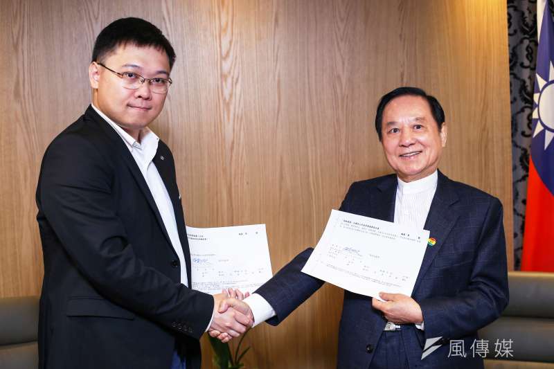20190412-國會政黨聯盟主席悟覺妙天(右)今日表態支持重啟核四,並簽署由核能流言終結者創辦人黃士修(左)發起的「重啟核四」及「核能減煤」2項公投。(國會政黨聯盟提供) 20190412-國會政黨聯盟主席悟覺妙天(右)今日表態支持重啟核四,並簽署由核能流言終結者創辦人黃士修(左)發起的「重啟核四」及「核能減煤」2項公投。(國會政黨聯盟提供)