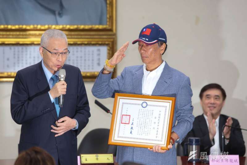 20190417_國民黨主席吳敦義(左)下午頒發榮譽狀給鴻海董事長郭台銘(右),感謝他以母親初永真名義,無息借給國民黨4500萬元周轉。(顏麟宇攝) 20190417_國民黨主席吳敦義(左)下午頒發榮譽狀給鴻海董事長郭台銘(右),感謝他以母親初永真名義,無息借給國民黨4500萬元周轉。(顏麟宇攝)