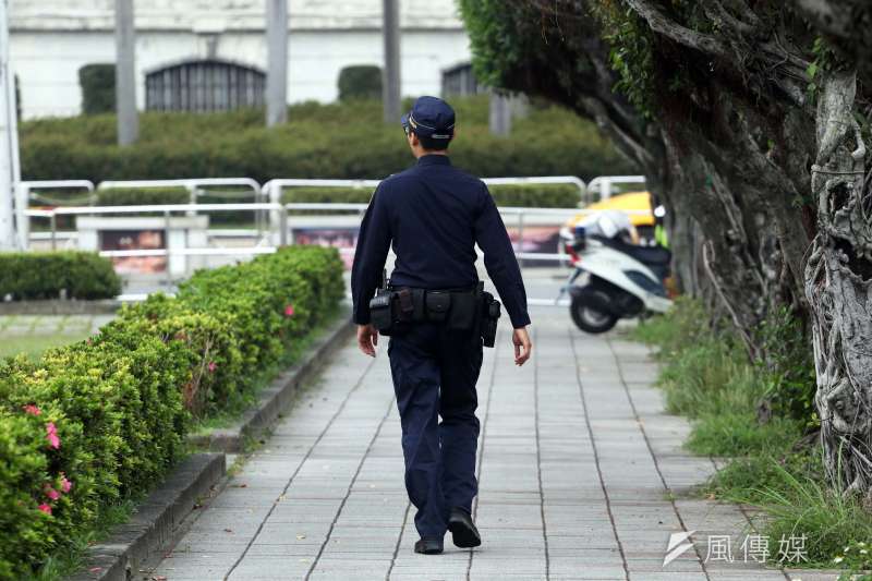 20190420 upload-仲泓專題配圖-2019年4月18日全國警察同部大換裝,新式的藏青色警便服,強調機能性、延展性,現在已可見到員警著新制服在街頭執勤。(蘇仲泓攝) 20190420 upload-仲泓專題配圖-2019年4月18日全國警察同部大換裝,新式的藏青色警便服,強調機能性、延展性,現在已可見到員警著新制服在街頭執勤。(蘇仲泓攝)