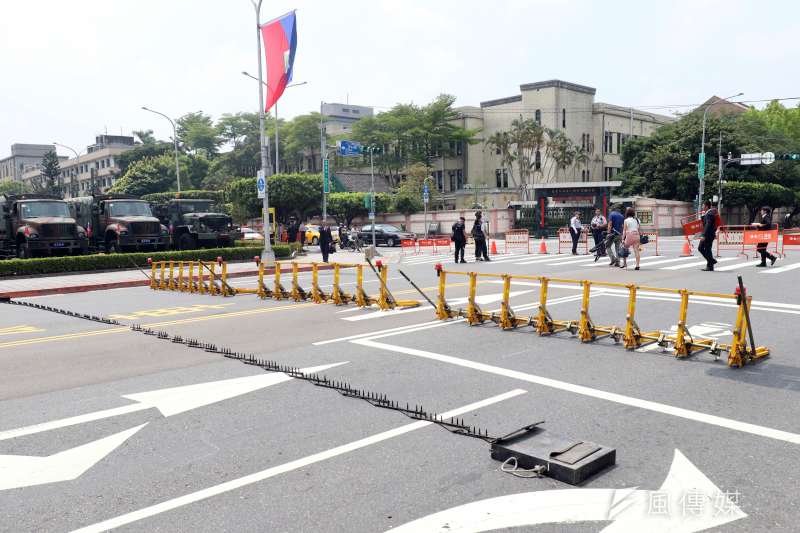 車阻裝置 20190505_軍禮若辦在總統府前,維安較單純,僅需管制三面車輛通行,但因儀隊官兵站在馬路上,管制線後方設置車輛攔阻系統,避免汽車衝撞。(資料照,蘇仲泓攝) 車阻裝置 20190505_軍禮若辦在總統府前,維安較單純,僅需管制三面車輛通行,但因儀隊官兵站在馬路上,管制線後方設置車輛攔阻系統,避免汽車衝撞。(資料照,蘇仲泓攝)
