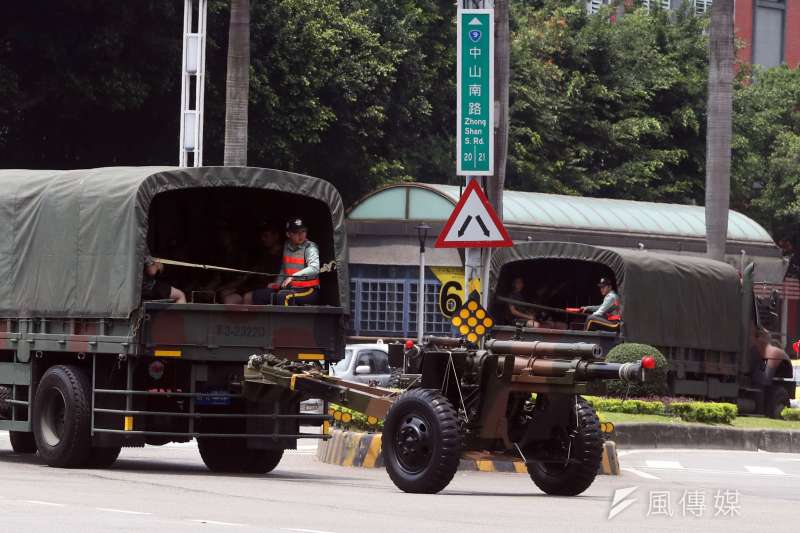 20190505_禮砲連4門執行軍禮勤務的105公厘榴炮,勤務結束後,由中型戰術輪車拖運返回駐地。(資料照,蘇仲泓攝) 20190505_禮砲連4門執行軍禮勤務的105公厘榴炮,勤務結束後,由中型戰術輪車拖運返回駐地。(資料照,蘇仲泓攝)