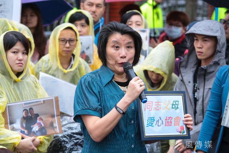 20190508-同志父母愛心協會召集人郭媽媽與台灣同志家庭權益促進會8日帶著他們的孩子,到立院前召開「同志家庭沒有不同,退無可退挺政院版」記者會。(顏麟宇攝) 20190508-同志父母愛心協會召集人郭媽媽與台灣同志家庭權益促進會8日帶著他們的孩子,到立院前召開「同志家庭沒有不同,退無可退挺政院版」記者會。(顏麟宇攝)