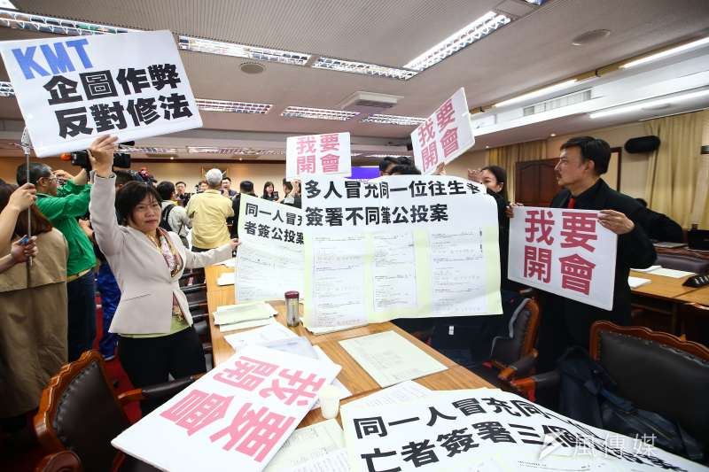 20190509-國民黨團9日於內政委員會抗議公投法鳥籠變鐵籠,民進黨立委則舉「我要開會」標語反制。(顏麟宇攝) 20190509-國民黨團9日於內政委員會抗議公投法鳥籠變鐵籠,民進黨立委則舉「我要開會」標語反制。(顏麟宇攝)