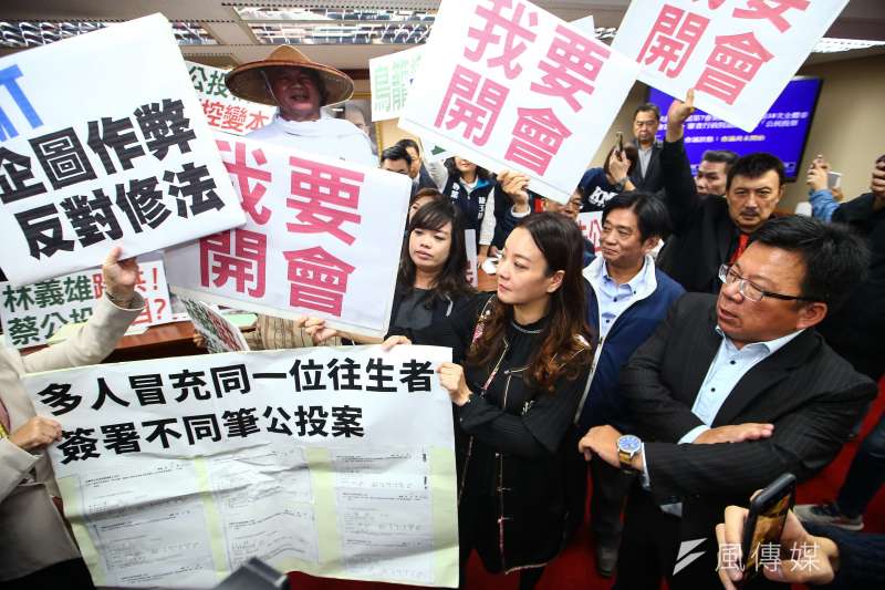 20190509-國民黨團9日於內政委員會抗議公投法鳥籠變鐵籠,民進黨立委則舉「我要開會」標語反制。(顏麟宇攝) 20190509-國民黨團9日於內政委員會抗議公投法鳥籠變鐵籠,民進黨立委則舉「我要開會」標語反制。(顏麟宇攝)