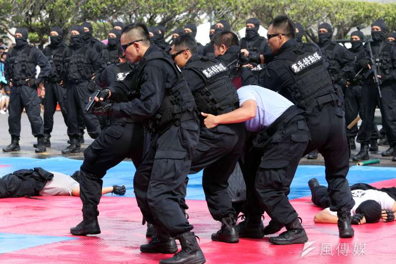 20190511-和其他特勤單位相比,憲兵特勤隊還有要員保護任務,並以此為對外展示演練的重要科目之一。1996年台海飛彈危機,憲特就派遣人員隨扈參謀總長羅本立上將等人。(蘇仲泓攝) 20190511-和其他特勤單位相比,憲兵特勤隊還有要員保護任務,並以此為對外展示演練的重要科目之一。1996年台海飛彈危機,憲特就派遣人員隨扈參謀總長羅本立上將等人。(蘇仲泓攝)