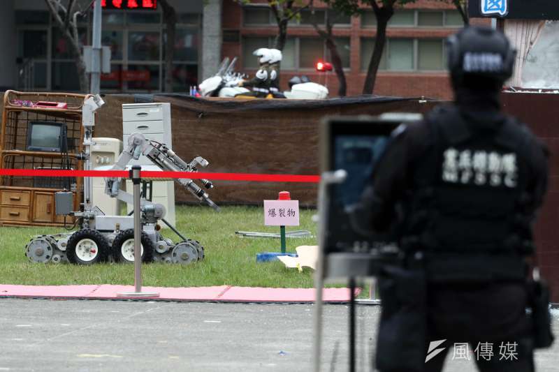 20190511-憲兵特勤隊裝備有防爆處理機器人,具有處理爆裂物的能量,近年對外展示演練,偶有機會見到此一科目。(蘇仲泓攝) 20190511-憲兵特勤隊裝備有防爆處理機器人,具有處理爆裂物的能量,近年對外展示演練,偶有機會見到此一科目。(蘇仲泓攝)
