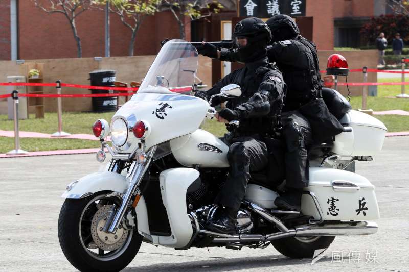 20190511-憲兵特勤隊操演時常運用警備車、重型機車等機動載具,展現動對靜的射擊能量。(蘇仲泓攝) 20190511-憲兵特勤隊操演時常運用警備車、重型機車等機動載具,展現動對靜的射擊能量。(蘇仲泓攝)