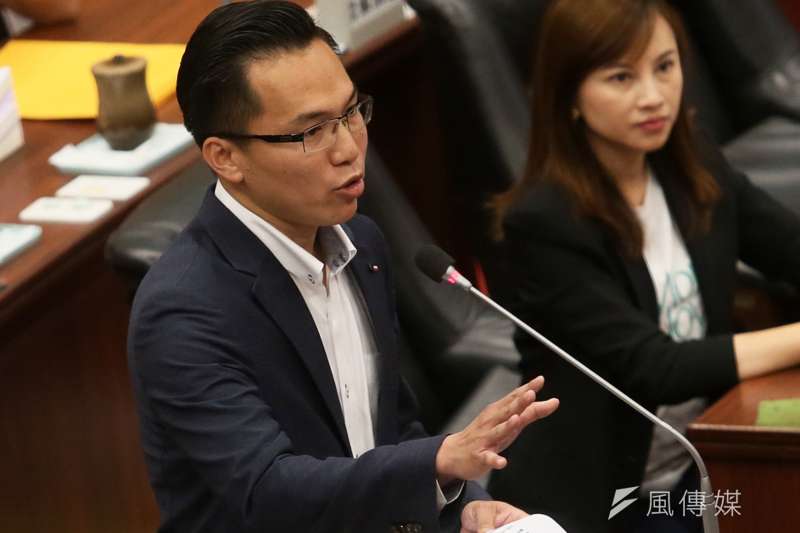 高市議員林智鴻列出高雄較為細節的相關問題,以選擇題要求韓國瑜親自回應。(圖/徐炳文攝) 高市議員林智鴻列出高雄較為細節的相關問題,以選擇題要求韓國瑜親自回應。(圖/徐炳文攝)