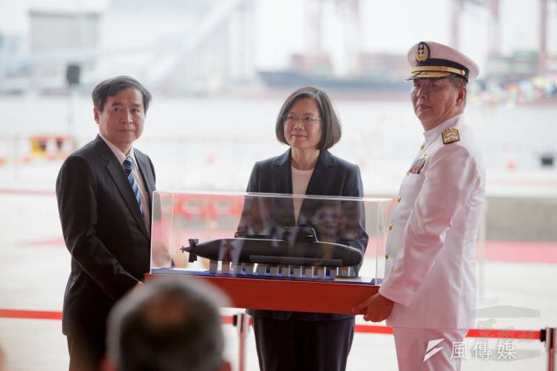 20190515-參謀總長李喜明上將今年年中屆齡退伍,潛艦國造政策推行是否能幫助海軍司令黃曙光上將在總長職務爭取上也能夠「推一把」,應在兩個月內會有答案。(取自軍聞社) 20190515-參謀總長李喜明上將今年年中屆齡退伍,潛艦國造政策推行是否能幫助海軍司令黃曙光上將在總長職務爭取上也能夠「推一把」,應在兩個月內會有答案。(取自軍聞社)