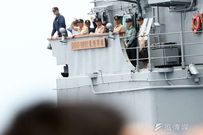 20190522-海軍22日進行東部海域戰備任務操演,採支隊編組方式實施,海軍司令黃曙光上將、副參謀總長劉志斌上將等人同艦視導演練。(蘇仲泓攝) 20190522-海軍22日進行東部海域戰備任務操演,採支隊編組方式實施,海軍司令黃曙光上將、副參謀總長劉志斌上將等人同艦視導演練。(蘇仲泓攝)