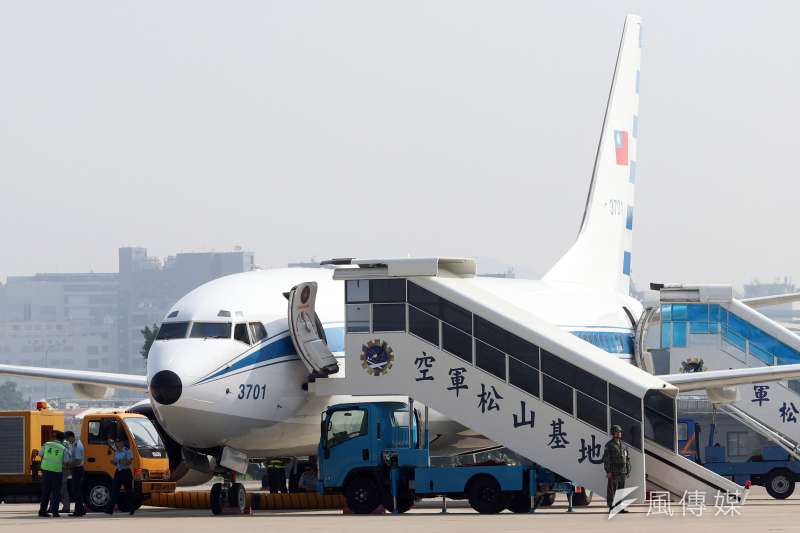 20190523-總統如有跨縣市行程,為避免交管擾民,可能會選擇搭乘空軍專機。這架737-800隸屬於空軍松指部座機隊,停放於台北松山機場內,未來如果有一天,總統離開台北到高雄辦公,飛機恐怕也得一併「南下」。(蘇仲泓攝) 20190523-總統如有跨縣市行程,為避免交管擾民,可能會選擇搭乘空軍專機。這架737-800隸屬於空軍松指部座機隊,停放於台北松山機場內,未來如果有一天,總統離開台北到高雄辦公,飛機恐怕也得一併「南下」。(蘇仲泓攝)