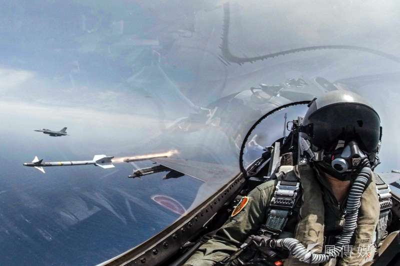 20190523-空軍在這次海軍東部海域戰備任務訓練中,出動3型主力戰機、P-3C反潛機型機參與演練,3型戰機輪番發射飛彈,摧毀空中目標。圖為F-16戰機發射響尾蛇飛彈。(軍聞社提供) 20190523-空軍在這次海軍東部海域戰備任務訓練中,出動3型主力戰機、P-3C反潛機型機參與演練,3型戰機輪番發射飛彈,摧毀空中目標。圖為F-16戰機發射響尾蛇飛彈。(軍聞社提供)