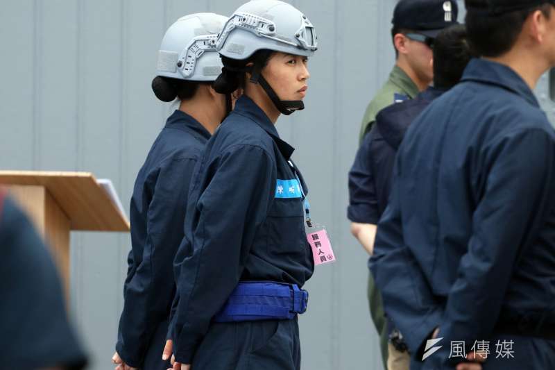 20190523-海軍今年起開始換發新式防護頭盔、操作服,讓官兵能在更安全的條件下於艦上服勤。(蘇仲泓攝) 20190523-海軍今年起開始換發新式防護頭盔、操作服,讓官兵能在更安全的條件下於艦上服勤。(蘇仲泓攝)