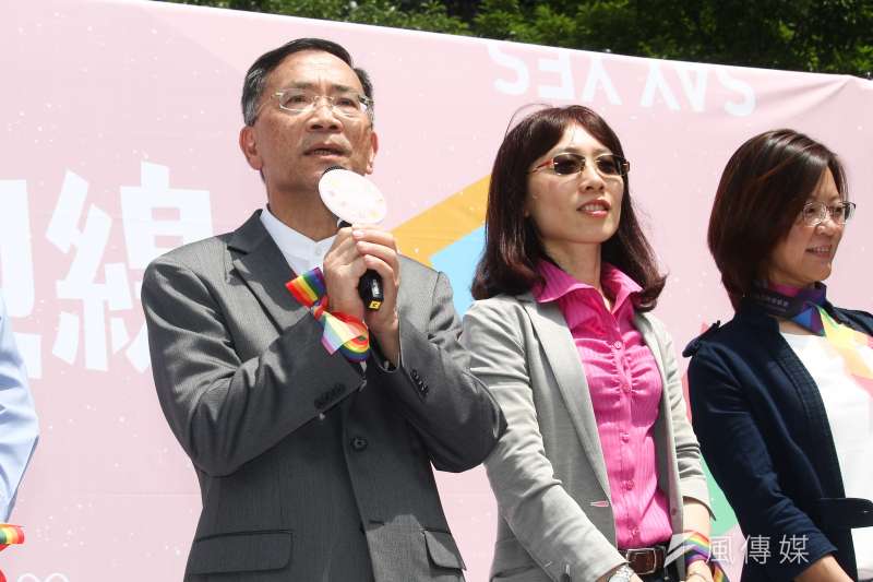 20190524-婚姻平權立法後,首日開放新人登記,並於信義公園舉行婚禮,台北市副市長蔡炳坤(左)代表市府致詞。(蔡親傑攝) 20190524-婚姻平權立法後,首日開放新人登記,並於信義公園舉行婚禮,台北市副市長蔡炳坤(左)代表市府致詞。(蔡親傑攝)