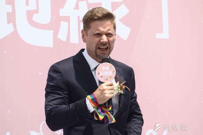 20190524-婚姻平權立法後,首日開放新人登記,並於信義公園舉行婚禮,加拿大駐台代表芮喬丹前來祝福新人。(蔡親傑攝) 20190524-婚姻平權立法後,首日開放新人登記,並於信義公園舉行婚禮,加拿大駐台代表芮喬丹前來祝福新人。(蔡親傑攝)