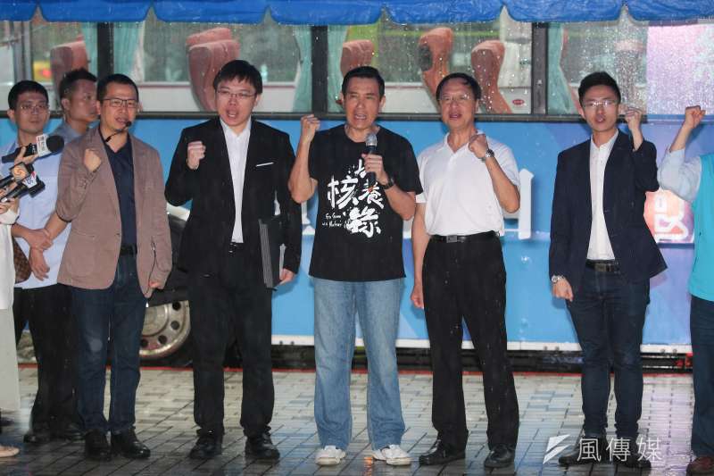 20190528-台北市議員羅智強(左起)、以核養綠公投領銜人黃士修、前總統馬英九、前行政院長江宜樺、台北市議員侯漢廷28日出席「重啟核四,拒絕用肺發電」公車上路記者會。(顏麟宇攝) 20190528-台北市議員羅智強(左起)、以核養綠公投領銜人黃士修、前總統馬英九、前行政院長江宜樺、台北市議員侯漢廷28日出席「重啟核四,拒絕用肺發電」公車上路記者會。(顏麟宇攝)