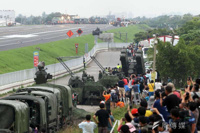 20190531-彰化戰備道起降是實兵周相當重要的科目,兩側聚集民眾圍觀,是難得的全民國防展現。然而戰備道周邊設置35快砲、麻雀飛彈,亦被認為不符合實戰景況。(蘇仲泓攝) 20190531-彰化戰備道起降是實兵周相當重要的科目,兩側聚集民眾圍觀,是難得的全民國防展現。然而戰備道周邊設置35快砲、麻雀飛彈,亦被認為不符合實戰景況。(蘇仲泓攝)