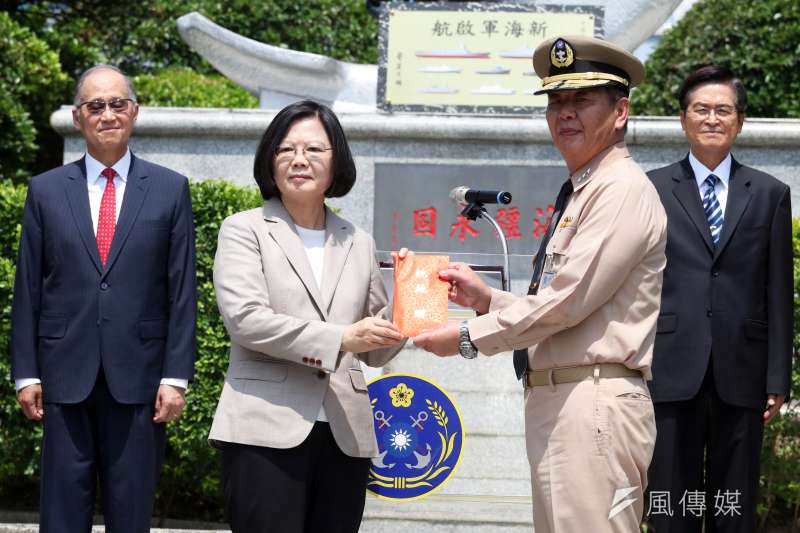 20190531-隨著漢光演習告一段落,總長人事將再度受到關注。目前呼聲最高者為空軍出身的國防部軍政副部長沈一鳴上將,然而海軍司令黃曙光上將(右二)也有機會成為打破眾人眼鏡的黑馬。(蘇仲泓攝) 20190531-隨著漢光演習告一段落,總長人事將再度受到關注。目前呼聲最高者為空軍出身的國防部軍政副部長沈一鳴上將,然而海軍司令黃曙光上將(右二)也有機會成為打破眾人眼鏡的黑馬。(蘇仲泓攝)
