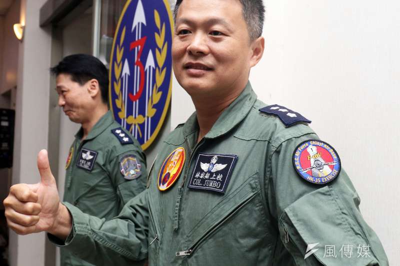 20190531-空軍4聯隊第23作戰隊上校隊長林猷翔是這次F-16V戰備道起降任務領隊,提到操作F-16V的經驗,他表示性能提升後使用的AESA雷達較過去APG-68都卜勒雷達,操作一樣,「但可以看得更遠。」(蘇仲泓攝) 20190531-空軍4聯隊第23作戰隊上校隊長林猷翔是這次F-16V戰備道起降任務領隊,提到操作F-16V的經驗,他表示性能提升後使用的AESA雷達較過去APG-68都卜勒雷達,操作一樣,「但可以看得更遠。」(蘇仲泓攝)