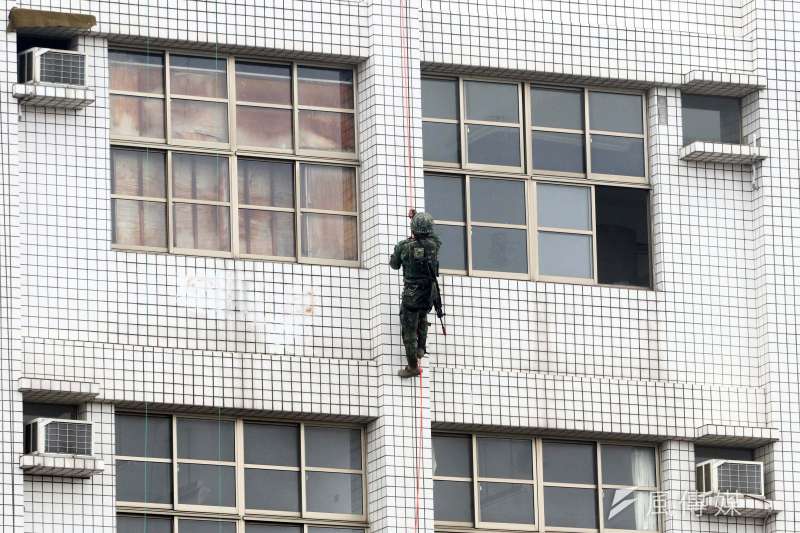 20190603_特戰官兵3月在彰化八卦山模擬攻堅,自大樓外牆以近乎徒手往上拉攻入樓頂。此方法正是特戰「戰術繩索班」授課施訓項目之一。(資料照,蘇仲泓攝) 20190603_特戰官兵3月在彰化八卦山模擬攻堅,自大樓外牆以近乎徒手往上拉攻入樓頂。此方法正是特戰「戰術繩索班」授課施訓項目之一。(資料照,蘇仲泓攝)
